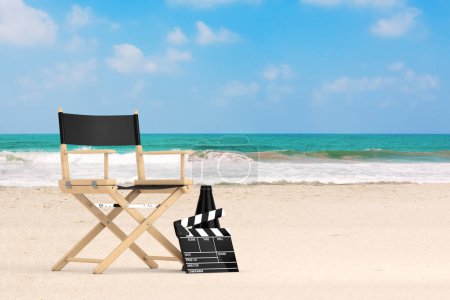 Foto de Director Chair, Movie Clapper y Megáfono en un fondo de playa de arena de verano de mar o océano. Renderizado 3d - Imagen libre de derechos