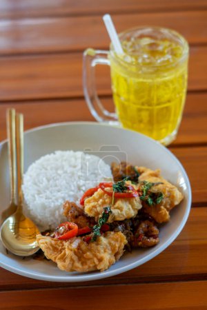 Téléchargez les photos : Poulet avec feuille de basilic sur riz .Fried Chicken.thai nourriture - en image libre de droit