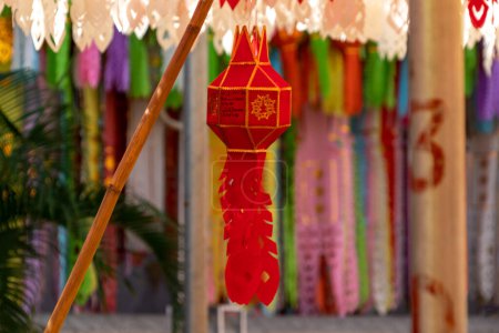 Foto de Festival de la Linterna o Festival de Yi Peng en Cien Mil Linterna con la hermosa chica asiática con un hermoso vestido tradicional tailandés estilo Lanna Phra que Hariphunchai templo Lamphun, Tailandia. - Imagen libre de derechos