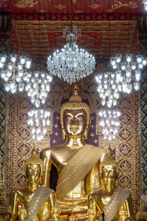 Téléchargez les photos : Province de Lamphun Thaïlande : 12, 06, 2023. Magnifique magnifique principe d'or Bouddha image dans le temple de Wat Phra que Haripunchai de Lamphun Province. - en image libre de droit