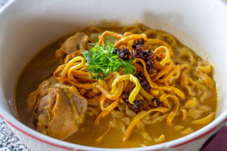Receta de Khao Soi, Khao Soi, Khao Soi Kai, Fideos tailandeses Khao Soi, Pollo al curry con condimento servido