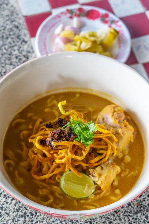 Receta de Khao Soi, Khao Soi, Khao Soi Kai, Fideos tailandeses Khao Soi, Pollo al curry con condimento servido