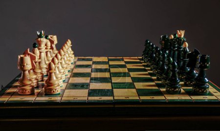 Schachbrettspiel Konzept von Geschäftsideen und Wettbewerb und Strategie-Ideen-Konzept. Schachbrett auf dem Tisch.