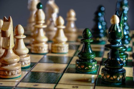 Juego de mesa de ajedrez concepto de ideas de negocio y concepto de competencia y estrategia. Tablero de ajedrez sobre la mesa.
