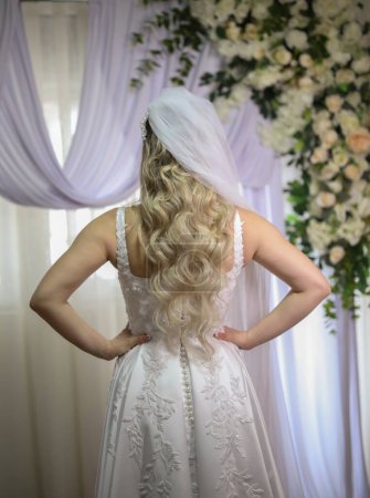 Téléchargez les photos : Dos de la robe de mariée par derrière. Image verticale portrait du dos de la robe de mariée - en image libre de droit