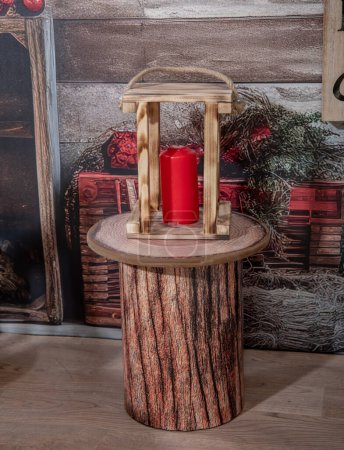 Handgefertigte Laterne aus Naturmaterialien zur Weihnachtszeit. Holzlaterne mit Naturholz braun. Selbstgemacht