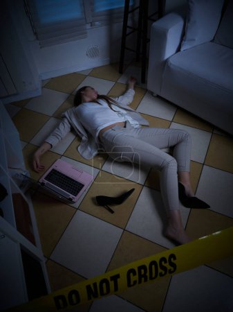 mujer joven yaciendo muerta en el suelo después de la violación - escena del crimen