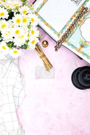 Foto de Linterna y rosario musulmán y libro sagrado con caligrafía árabe significa flores quran adn margarita. islam vacaciones - Imagen libre de derechos