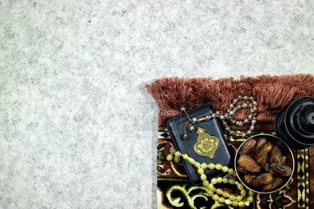 Foto de Linterna y alfombra de oración, rosario musulmán y dátiles frutas, días festivos islam - Imagen libre de derechos