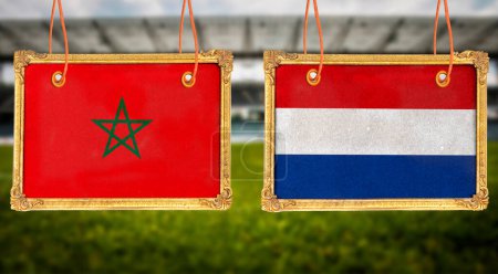 Téléchargez les photos : Cadre en bois photo suspendu avec drapeaux Maroc vs France - demi-finales match de football - en image libre de droit