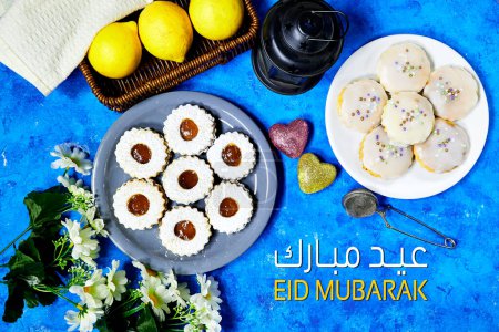 Téléchargez les photos : Happy Eid Al fitr Concept, biscuits maison appelés "halwat tabaa ou torno" est un gâteau algérien traditionnel, fait avec de la farine aromatisée à la vanille, citron et confiture d'abricot biscuits - en image libre de droit