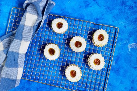 Téléchargez les photos : Biscuits algériens traditionnels avec confiture d'abricot nommé en sabl français pour moubarak eid - en image libre de droit