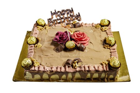 Foto de Pastel de cumpleaños decorado con trozos de chocolate y rosas flores aisladas en blanco - Imagen libre de derechos