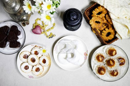 Téléchargez les photos : Table de vacances eid : biscuits sucrés algériens orientaux appelés dziriettes et kaak tlemcen est biscuits secs, chocolat en forme de coeur avec confiture biscuits abricot - en image libre de droit