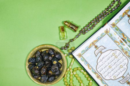 Offenes muslimisches Buch mit arabischer Kalligraphie Koran-Übersetzung: Heiliges Buch der Muslime und Oud-Parfüm und Räuchergefäß, Dattelfrüchte, Tasbih. Iftar-Ramadan-Konzept