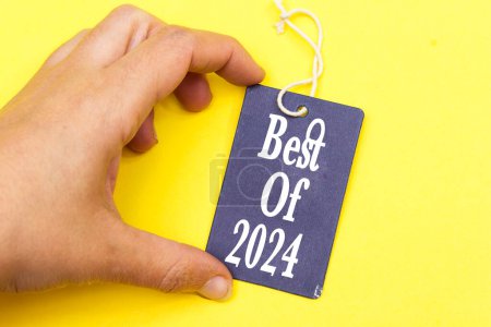 Nahaufnahme Hand Holding Tag mit Best of 2024, Neujahrskonzept