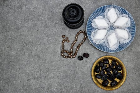 eid al fitr o aldha, concepto de ramadán iftar y desayuno. galletas de algeria makrout hechas de pasta de almendras y cubiertas con polvo de hielo, dátiles Ajwa, linterna y cuentas de rosario