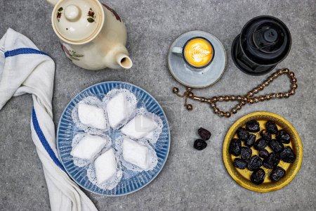eid al fitr oder aldha, ramadan concept iftar und breakfast. Makrout-Algeria-Kekse aus Mandelpaste und mit Puderzucker, Ajwa-Datteln, Laterne und Rosenkranz-Perlen überzogen