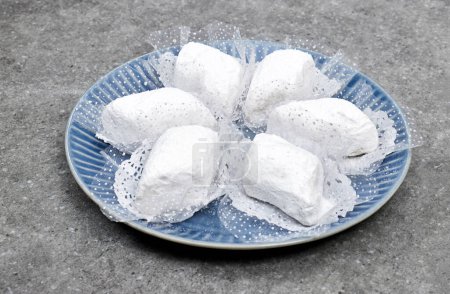 biscuits traditionnels algériens nommé makrout est une pâte d'amande formant un diamant et recouvert de sucre glace