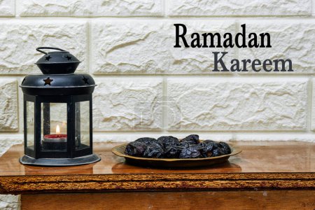 Konzept des heiligen Monats Ramadan, klassische Laterne mit Kerze und Dattelfrüchten auf Holztisch
