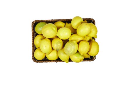 cesta media llena de limones aislados sobre fondo blanco