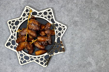 concepto feliz ramadán o eid, deglet nour algeria fechas en placa de estrellas 