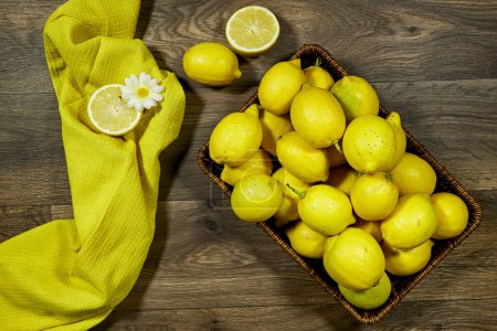 halfah basket full of limons on wood table, concepto de jardinería, limonada