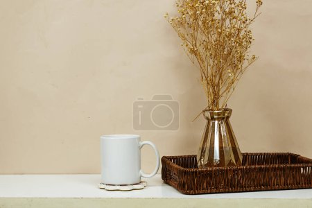 taza de café blanco, taza de porcelana blanca se burlan de mesa de madera con jarrón de flores de gypsophila