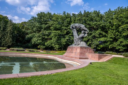 Foto de Monumento a Frederic Chopin en el Parque Lazienki de Varsovia en Polonia - Imagen libre de derechos