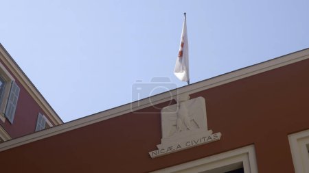 Das große rote Gebäude. Handeln. Das Regierungsgebäude in rot auf der Spitze mit einer geschmückten Flagge, die wegen des Windes bewegt. Hochwertiges 4k Filmmaterial