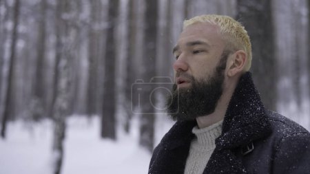 Un hombre en un frío bosque nevado. Foto de alta calidad