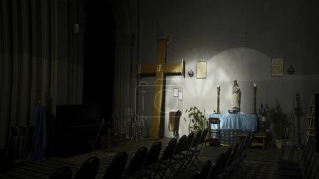 Eine orthodoxe Kirche von innen. Handeln. Ein heller heiliger Raum mit einem Kreuz, Gemälden auf den Stapeln und einem Fenster und einem Flur. Hochwertiges 4k Filmmaterial