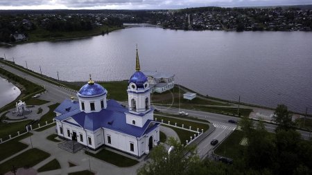 Téléchargez les photos : Vue aérienne panoramique du monastère un jour d'été. Clip. Belle église blanche avec toit bleu près de l'étang - en image libre de droit