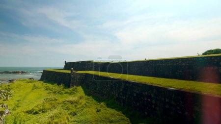 Forts mur extérieur à Kinsale, Irlande. L'action. Forteresse en pierre et bord de mer