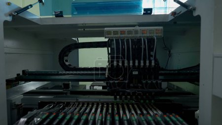 Automatische Bestückungsmaschine installiert Komponenten auf der Leiterplatte. Kreativ. Fließband für die Fertigung von Elektronik und Leiterplatten