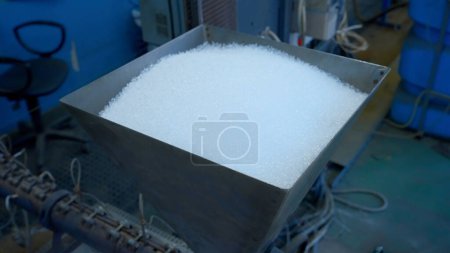 Desecante de gel de sílice polímero para la protección electrónica del dispositivo. Creativo. Cierre de contenedor lleno de pequeñas bolas blancas en la fábrica