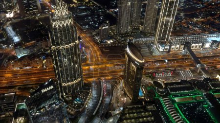 Foto de Dubai - Emiratos Árabes Unidos, 9 de diciembre de 2023: vista aérea del complejo Marina Bay Sands. Acción. Impresionante vista panorámica de la noche Dubai - Imagen libre de derechos