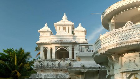 Hermoso templo blanco con elementos tallados. Acción. Concepto de religión y arquitectura