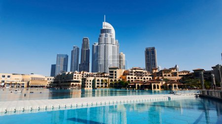 Foto de Dubai - Emiratos Árabes Unidos, 18 de enero de 2023: Water fountains Hotels in Dubai City. Acción. Hermoso panorama de una ciudad famosa moderna - Imagen libre de derechos