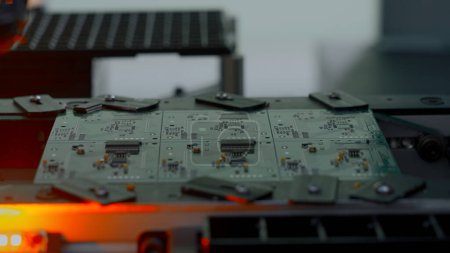 Foto de Primer plano de fondo industrial con placa de circuito impreso montada con brazo robótico automatizado. Creativo. Concepto de tecnologías robóticas modernas e ingeniería - Imagen libre de derechos