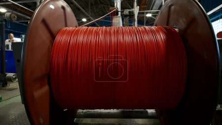 Atelier de production de câbles et grande bobine. Créatif. Détails d'usine de fabrication de câbles modernes