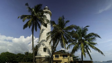 Foto de Faro de Galle en Galle Fort, Sri Lanka. Acción. Hermosas palmeras y cielo azul nublado - Imagen libre de derechos