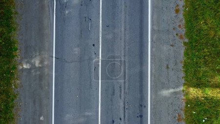 Vue aérienne de la voiture convertible conduisant le long de la route de campagne dans la forêt de Géorgie en été par une journée ensoleillée. Des images. Drone cinématographique capture photo de belle route vide avec la seule voiture