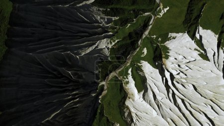 Vue du sommet pittoresque de la montagne. Clip. Formations de pierre congelée et herbe verte