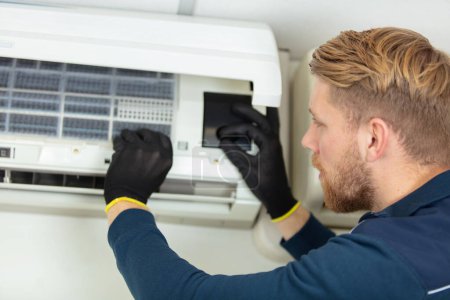 Ein professioneller Elektriker repariert die schwere Klimaanlage