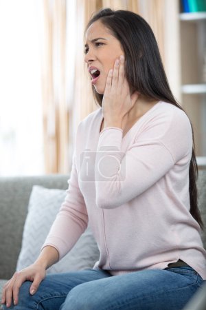 junge Frau mit Zahnschmerzen