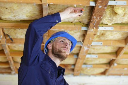 constructor de tejado trabajador que trabaja en la estructura del techo