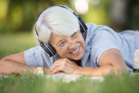 pensionista relajado escuchando música en la naturaleza