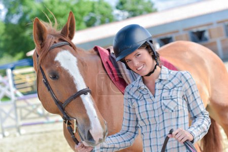 eine Reiterin und ihr Pferd