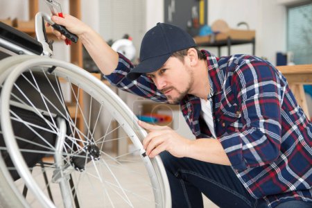 Rollstuhltechniker beobachtet die Ursache der Störung